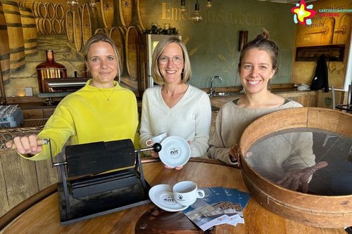 Julia Kreuzer, Elke Glasemacher und Christina Hagenkort im Emsbräustübchen mit  Handröster und Abkühlsieb.