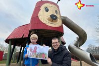 Hannes Reinkemeier (6) und Johannes Wiethoff vor dem Rieti-Spielgerät. Hannes zeigt sein Bild, mit dem er festgehalten hat, wie er sich eine neue Rieti-Rutsche vorstellt.